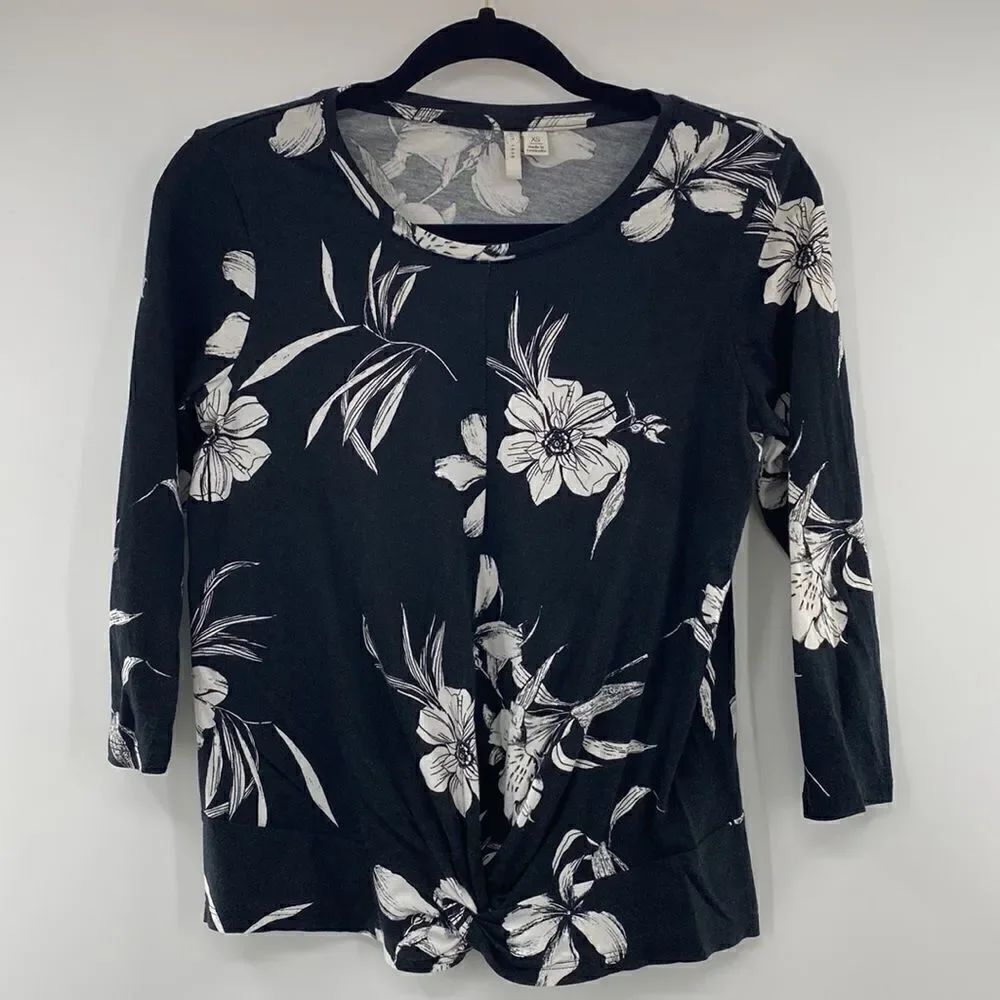 3For$20 Cato  Floral Black & White  Top size XS